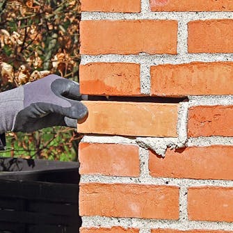 Trykk den nye steinen inn i mørtelen Trykk den nye steinen inn i mørtelen